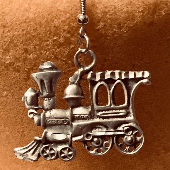 Cute train engine necklace & earrings - Picture 3 of 3